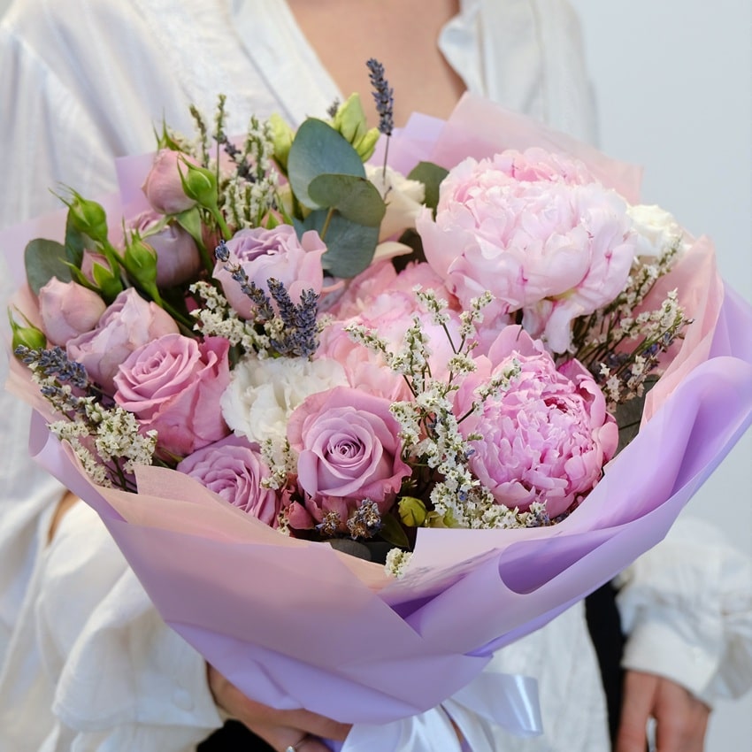 Ароматные пионы и пионовидные розы в букете 