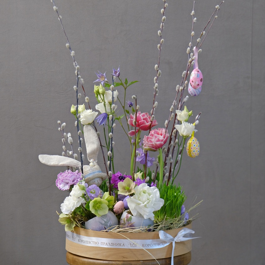 Композиция на Пасху в ящичке: анемоны, тюльпаны, верба, яйца ручной работы и сувенир