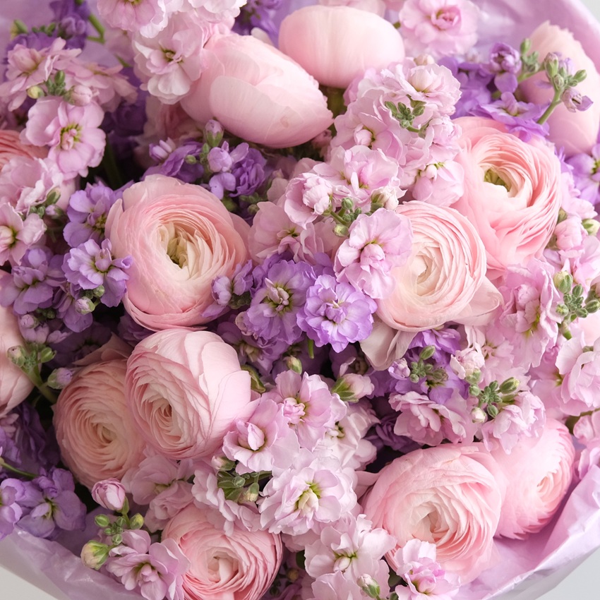 Ранункулюсы и ароматная маттиола в букете "Магия Весны"