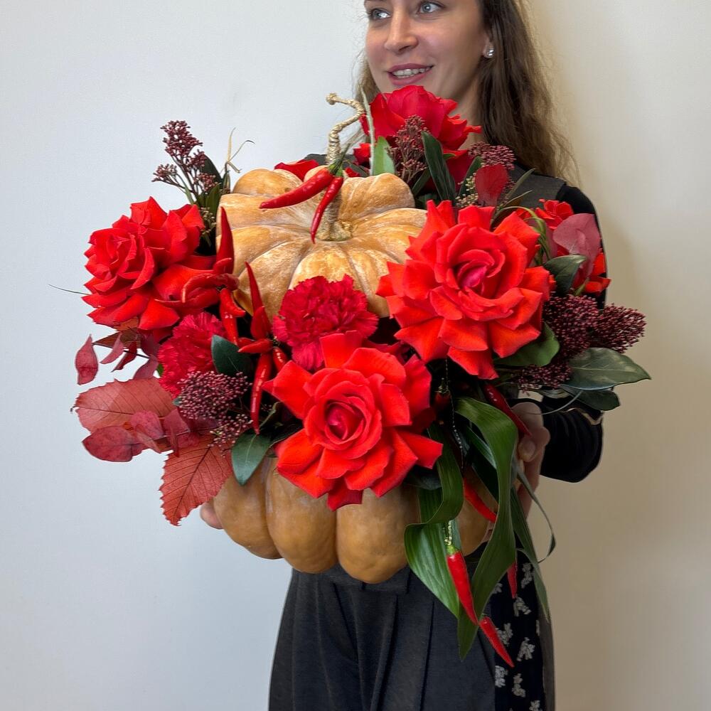 Цветы в тыкве! Французские розы в красном букете