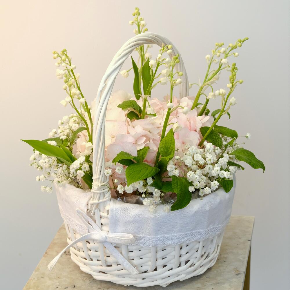 Ландыши и розовая гортензия в корзинке