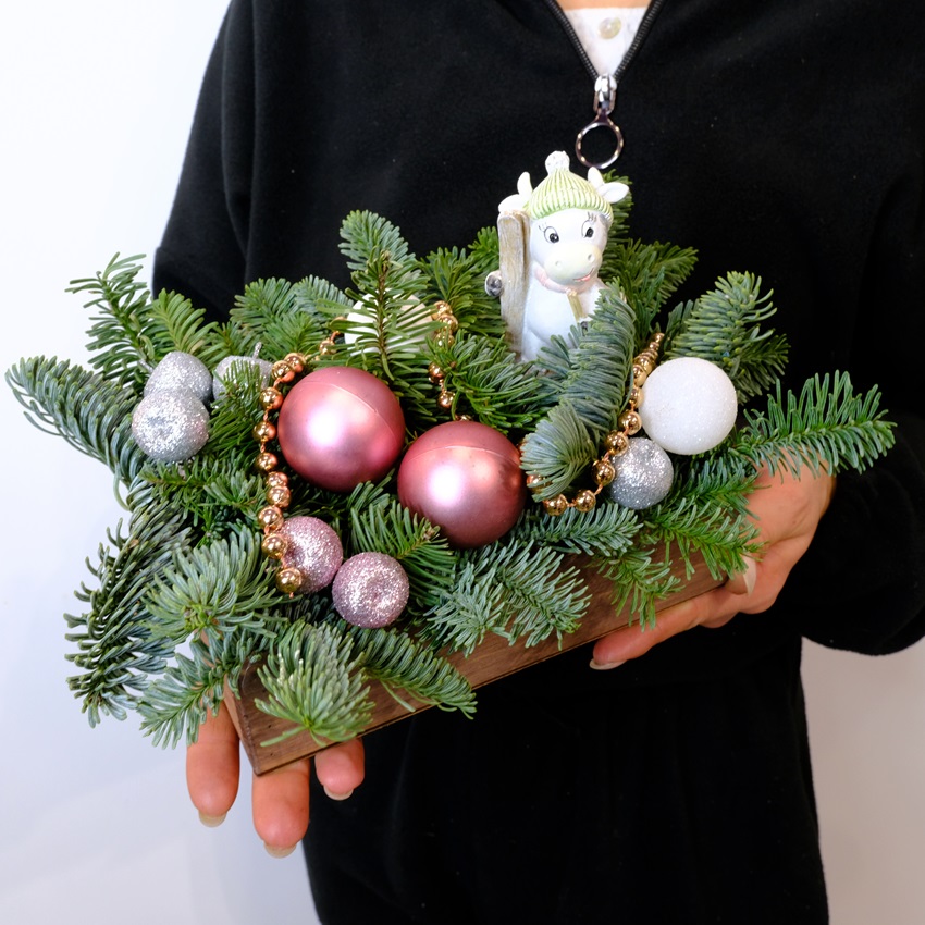 Новогодняя композиция с сувениром (в ассортименте)