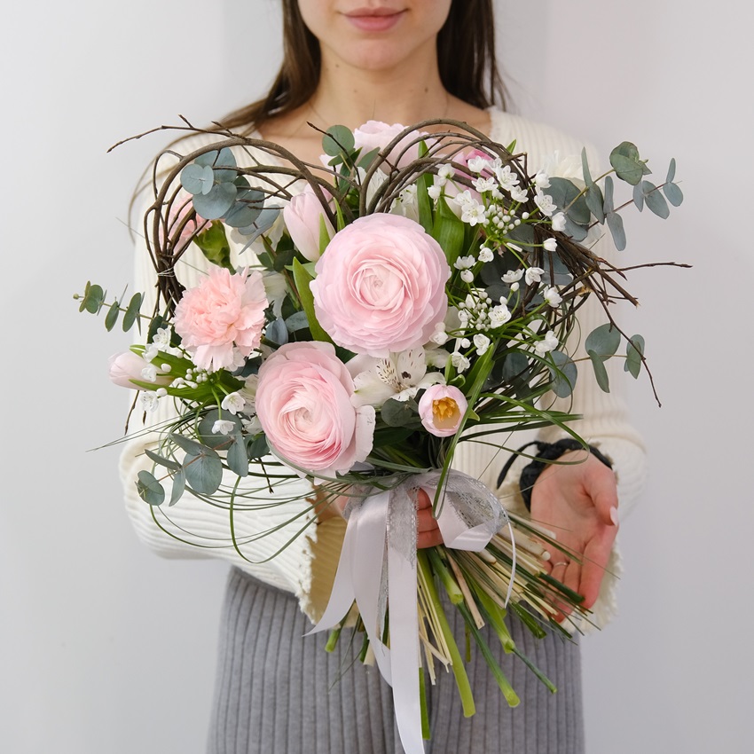 Ранункулюсы и тюльпаны в букете «Валентинка»