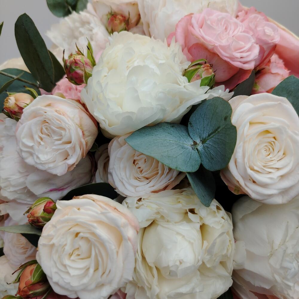Белые пионы и пионовидные розы в нежном букете
