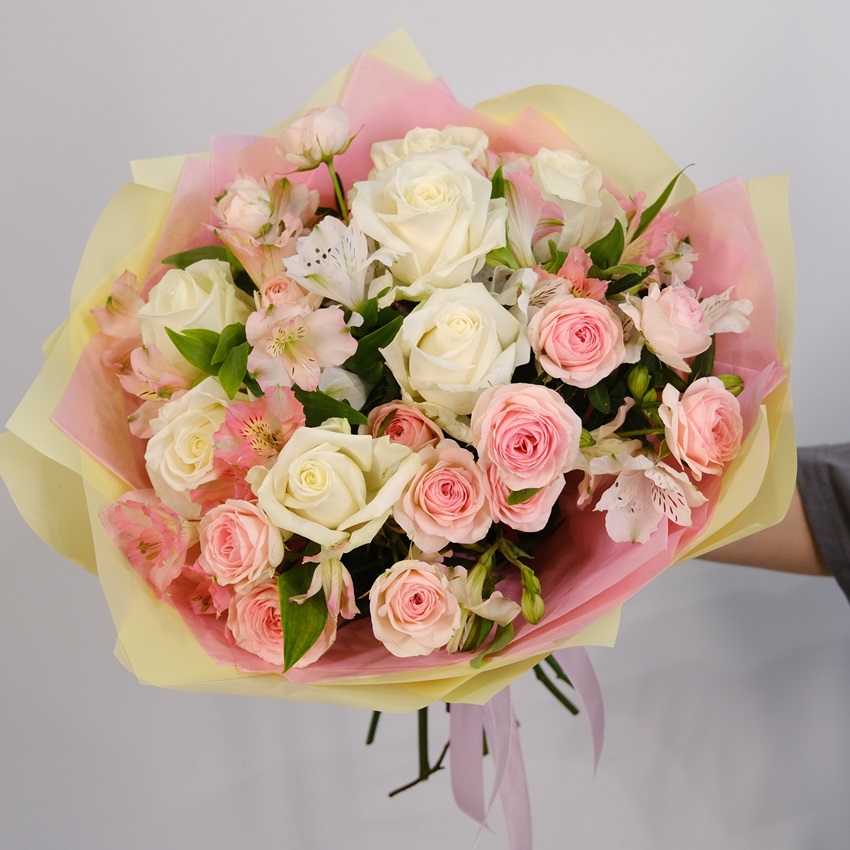 Розы и альстромерии в нежном букете "Нежная элегия"