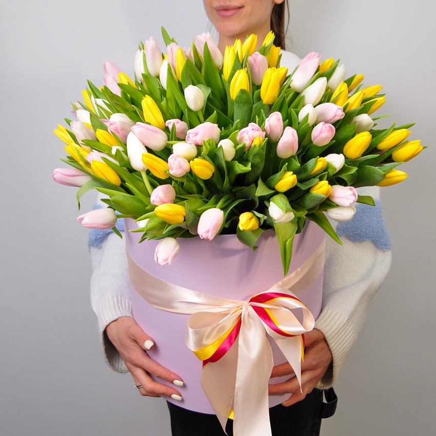 Яркие тюльпаны в коробке (101 тюльпан)