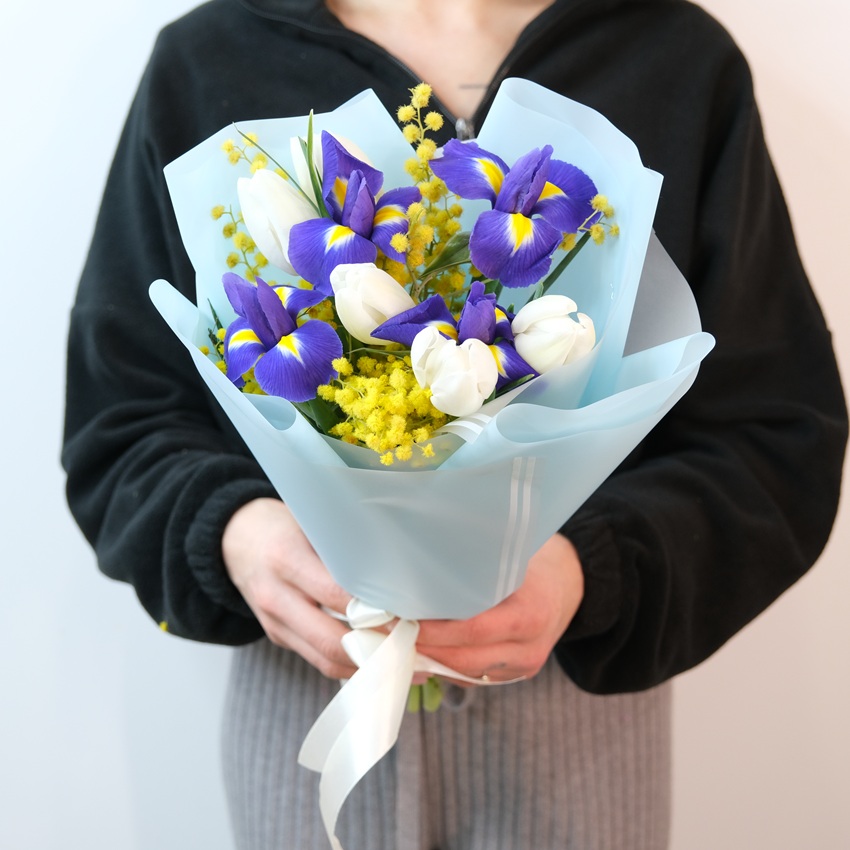 Букет с тюльпанами, ирисами и мимозой. Корпоративные подарки на 8 марта. Цена от 10 шт.