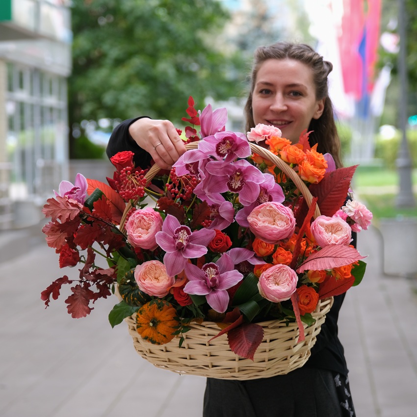 Орхидея цимбидиум, розы и тыковки в композиции "Осенний карнавал"