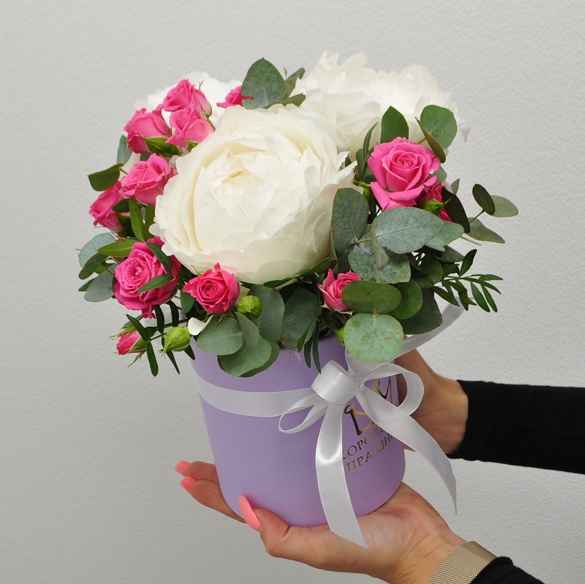 Белые пионы и кустовые розы в коробочке