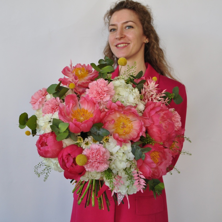 Коралловые пионы и гортензия в большом букете "Шарм"