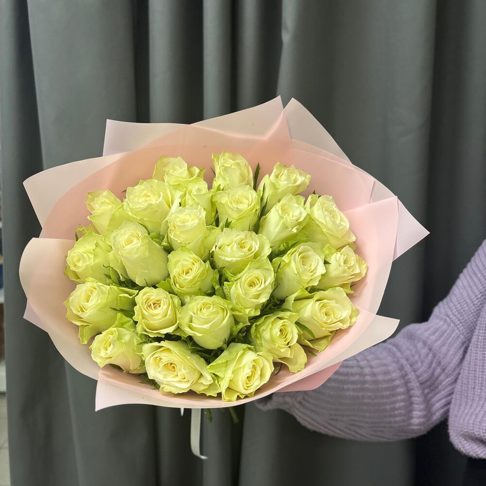 25 белых роз 40 см в букете «Лунное сафари»