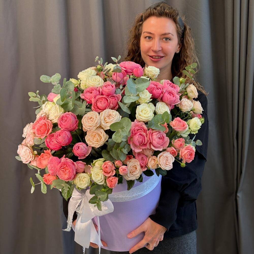 Пионовидные кустовые розы в большой коробке, 25 штучек