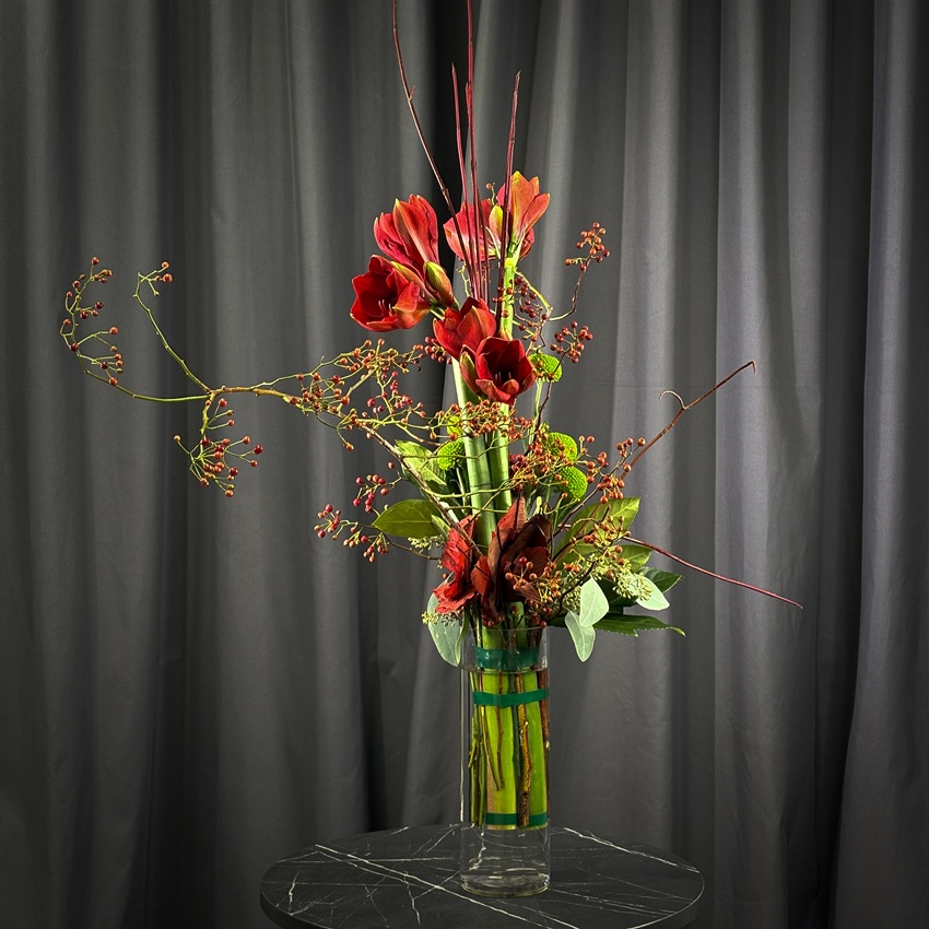 Вертикальный букет с красными амариллисами и розами. Мужской бизнес букет