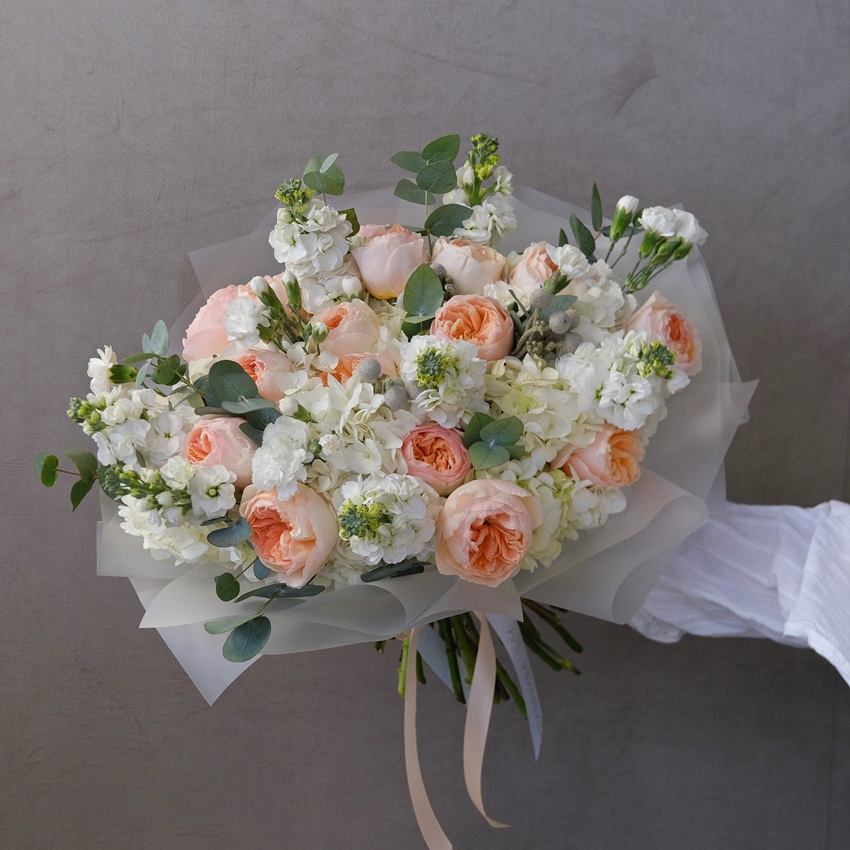 Ароматная маттиола и пионовидные розы Джульетта в букете "Миллион долларов"