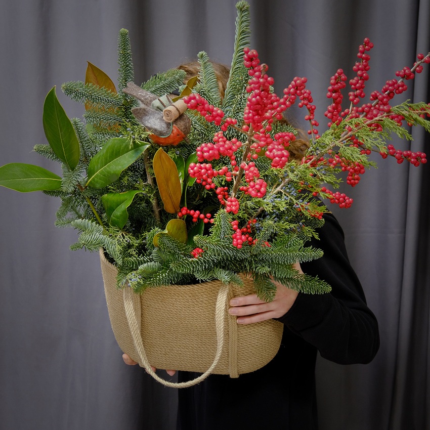 Зимний букет в сумке: нобилис, илекс и сувенир в композиции "Вестник праздника"