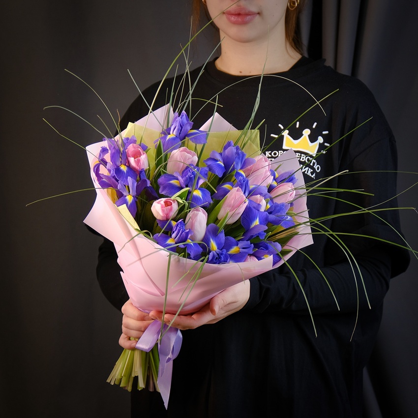 Ирисы и розовые тюльпаны в игривом букете "Шепот весны"