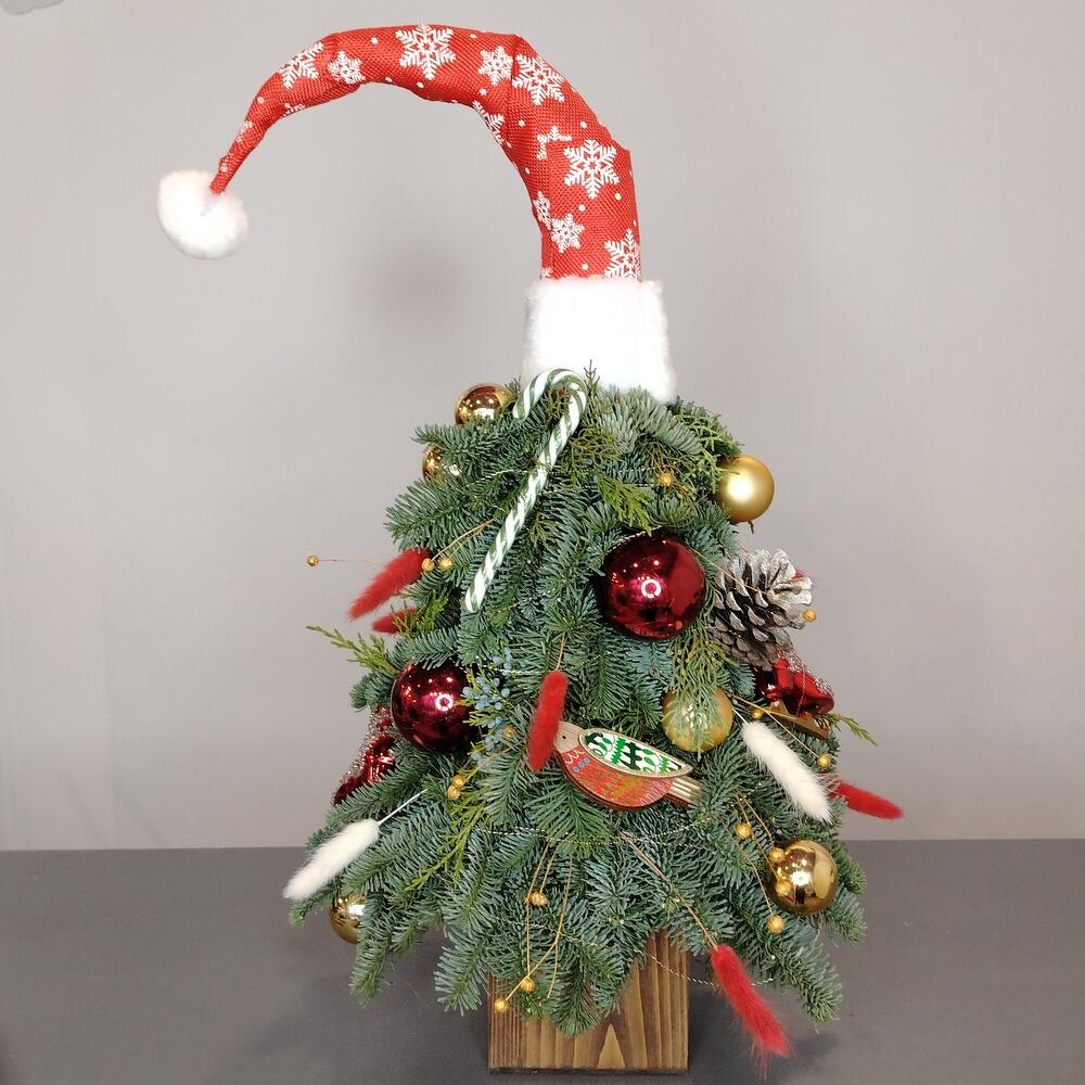 Нарядная ёлка в шапочке