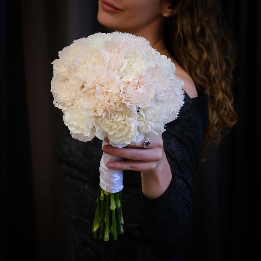 Букеты невесты из нежных гвоздик "Флер д Элеганс"
