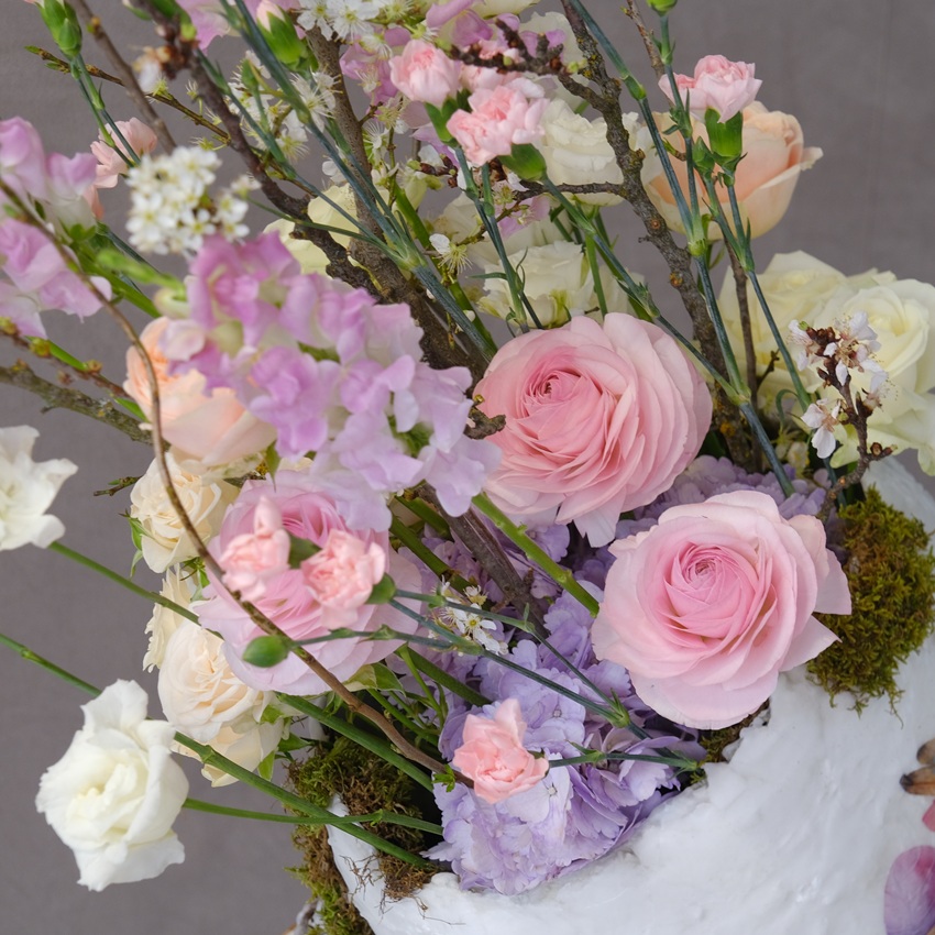 Пасхальная композиция с живыми цветами "Цветущая драгоценность"