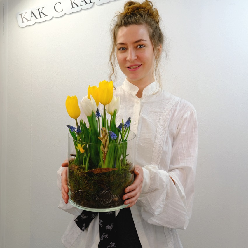 Садик с первоцветами: тюльпаны, мускари и нарциссы в стеклянной вазе