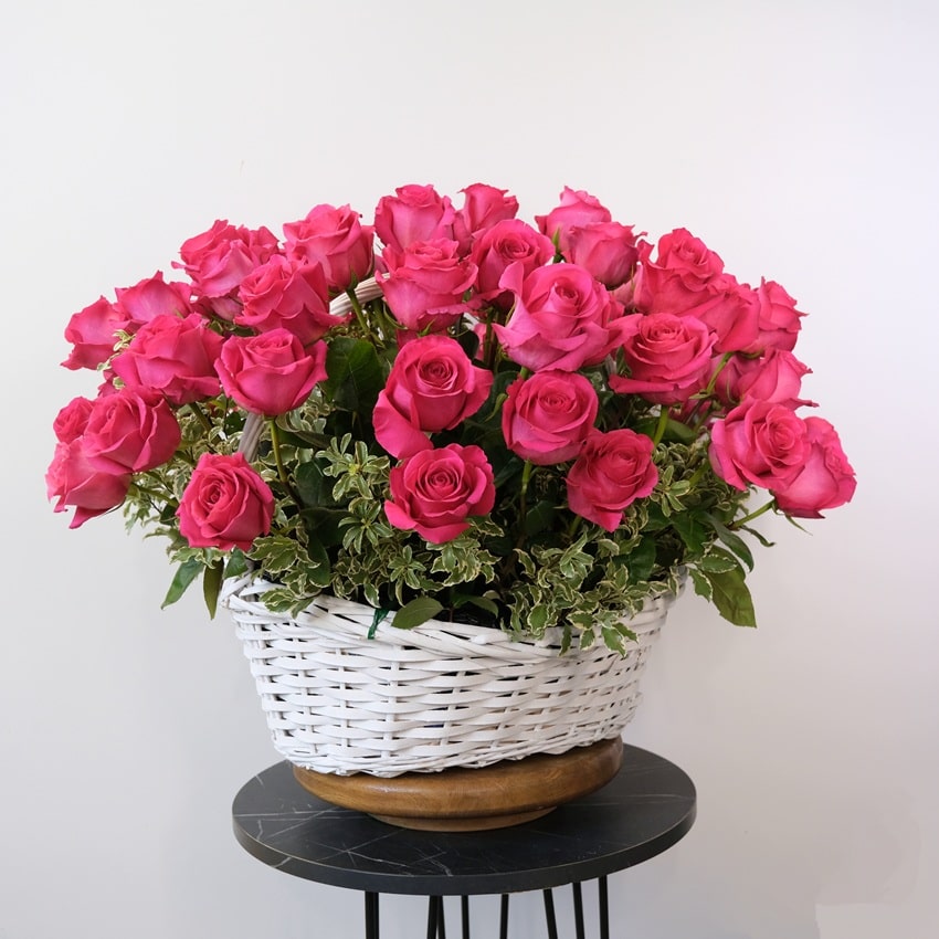 Ароматные крупные розы Пинк Флойд в корзине, 55 шт