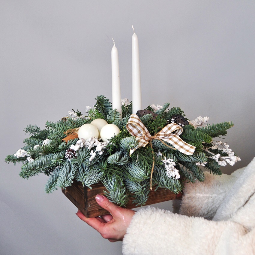 Новогодняя композиция из нобилиса на стол в ящичке со свечами