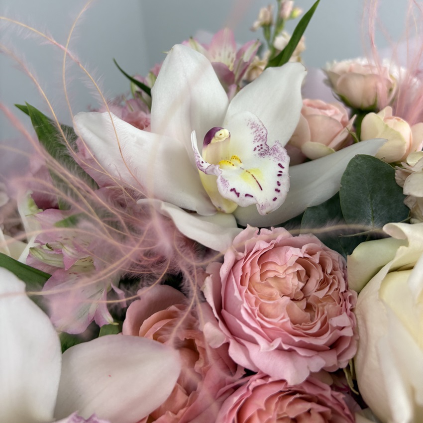 Букет с орхидеями и пионовидными розами "Нежный поцелуй"