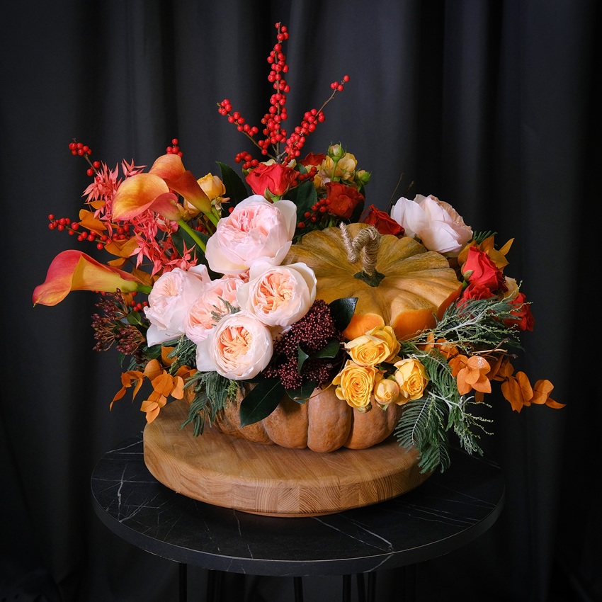 Цветы в тыкве! Тыква с каллами, пионовидными розами и ягодами илекса