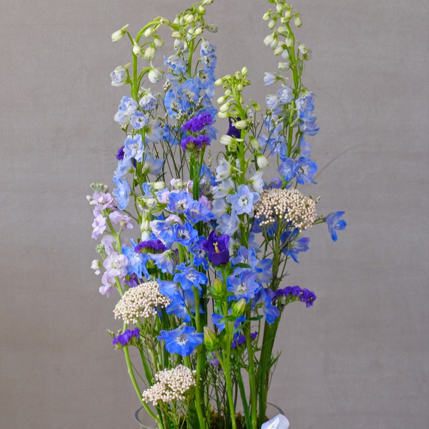Букет в вазе. Дельфиниум и колокольчики в композиции "Сны Океана"