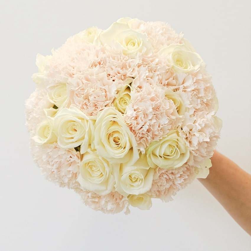 Букет невесты с розами и гвоздиками "Дыхание любви"