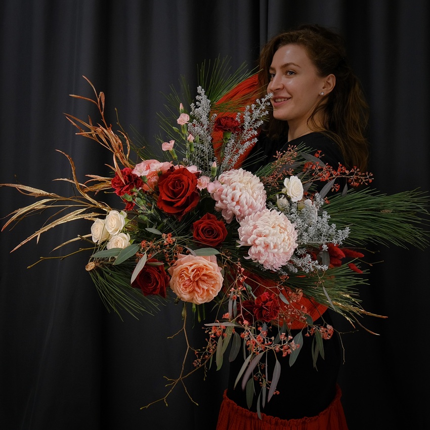 Авторский зимний букет с розами, сосной и декоративными веточками