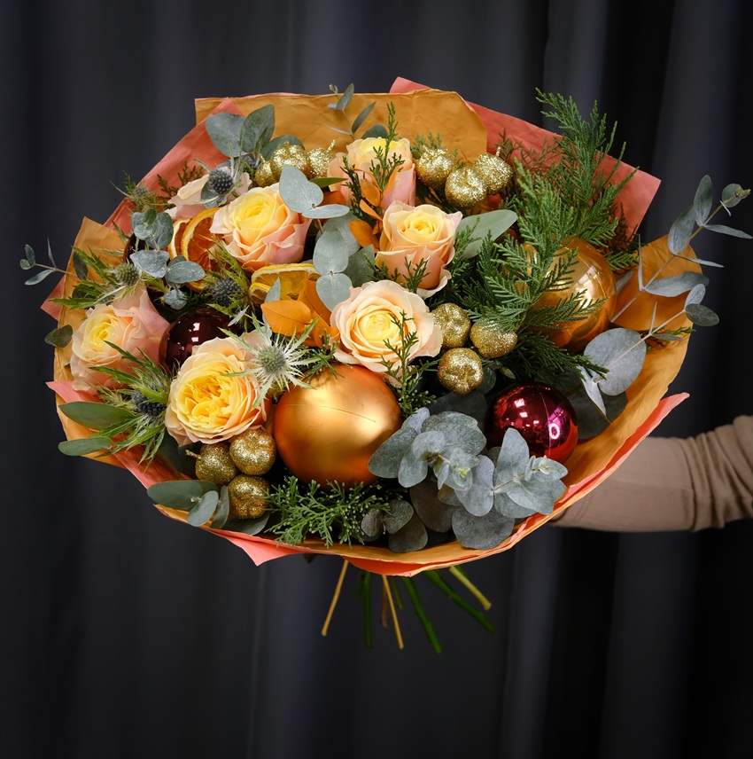 Пионовидные персиковые розы и эвкалипт в зимним букете с декором