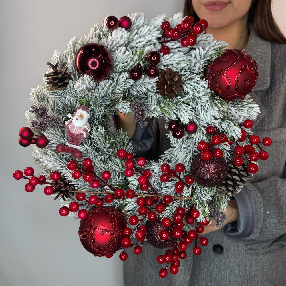 Новогодний венок с красными ягодами (искусственный)