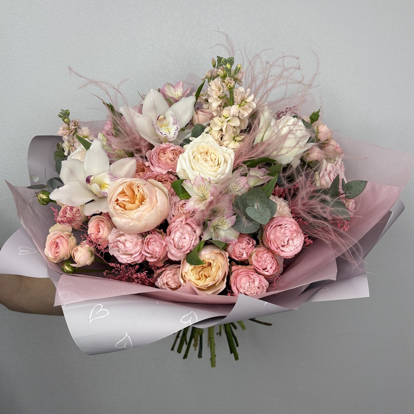 Букет с орхидеями и пионовидными розами "Нежный поцелуй"