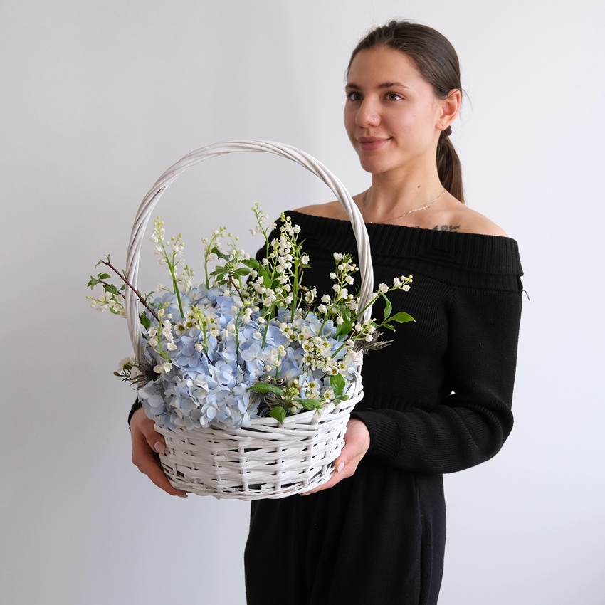 Ландыши и голубая гортензия в корзинке