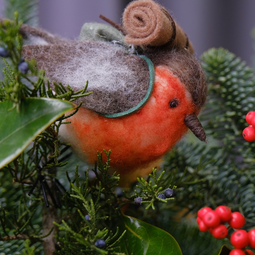 Зимний букет в сумке: нобилис, илекс и сувенир в композиции "Вестник праздника"