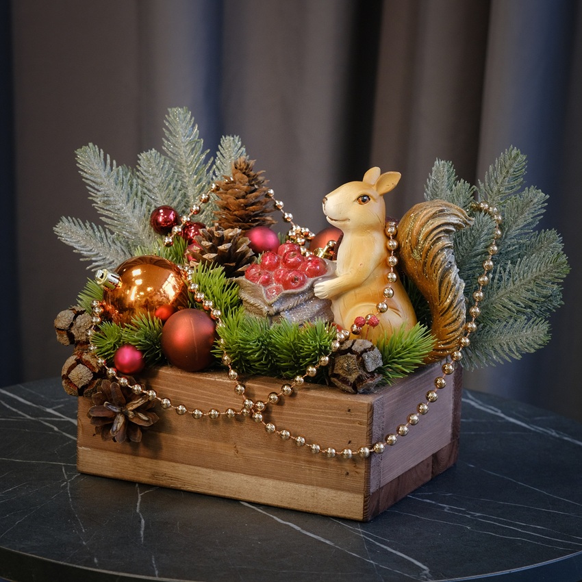 Новогодняя композиция с сувениром в ящичке "Прячьте орешки!" (искусственная)