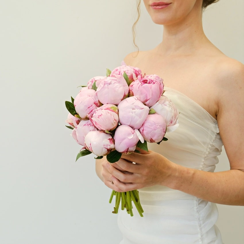Букет невесты с розовыми пионами "Сара Бернар"