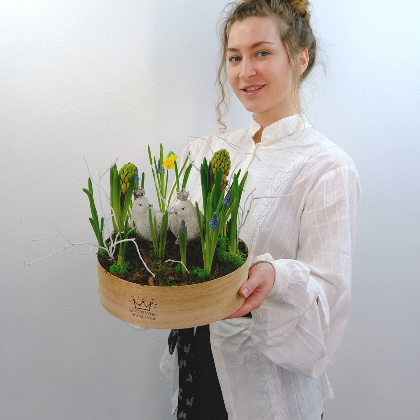 Садик с первоцветами: мускари и нарциссы в композиции "Ранние пташки"