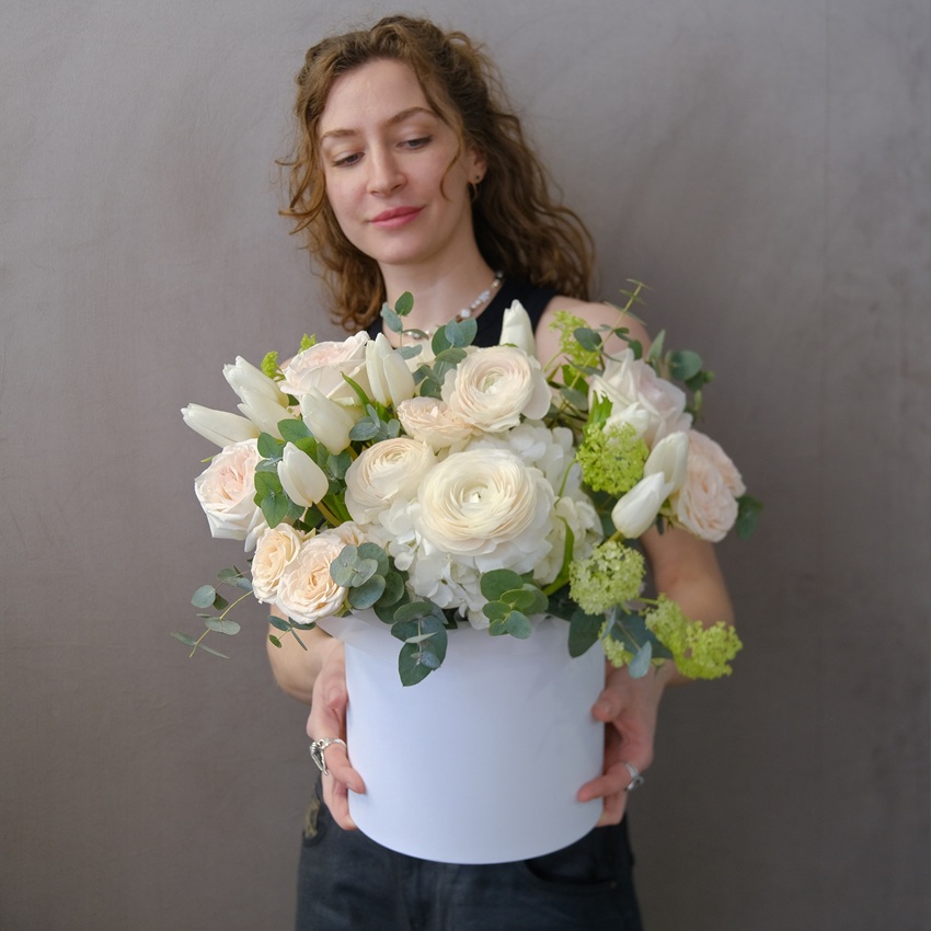 Ранункулюсы, белые тюльпаны и розы Охара в коробке с эвкалиптом