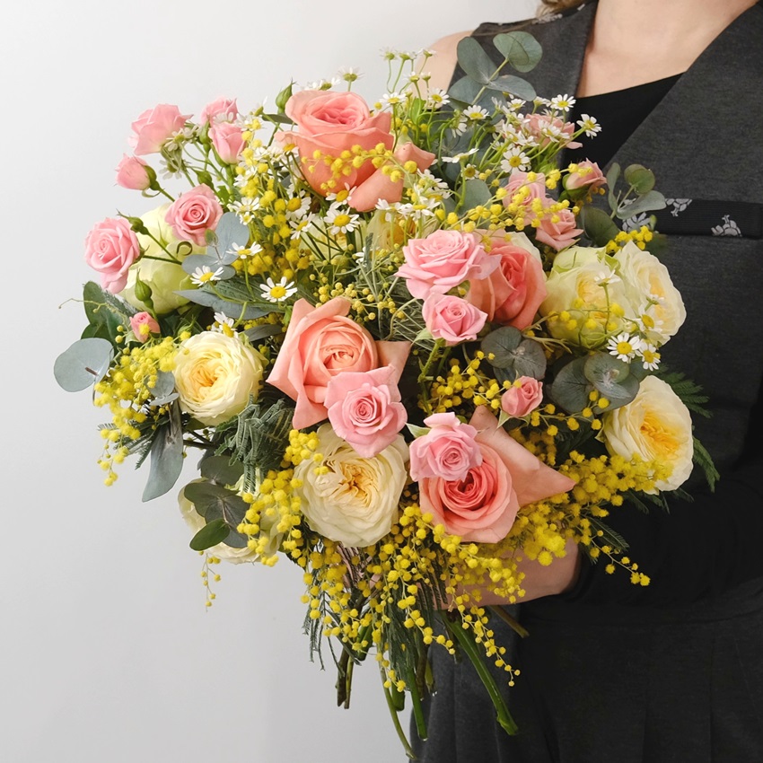 Пионовидные розы и мимоза в ярком букете