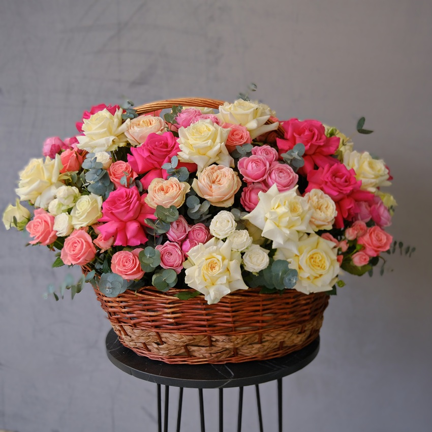 Нежный микс из французских, кустовых и ароматных роз в большой корзине "Облако Грёз"