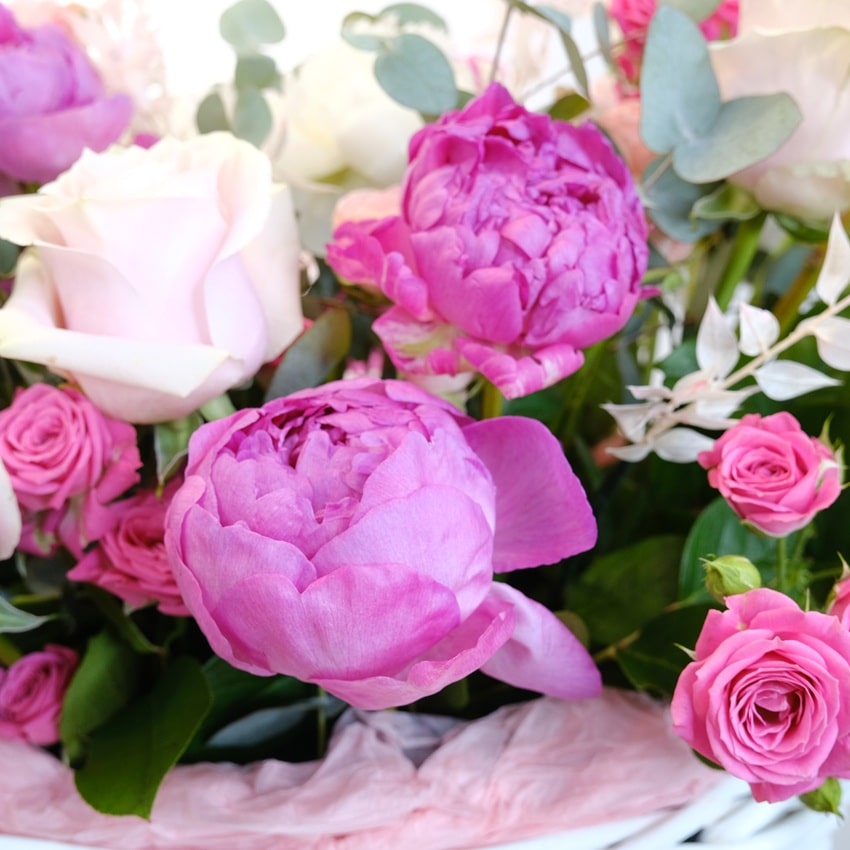 Пионы, каллы и розы в большой эффектной корзине "Букет Мечты"