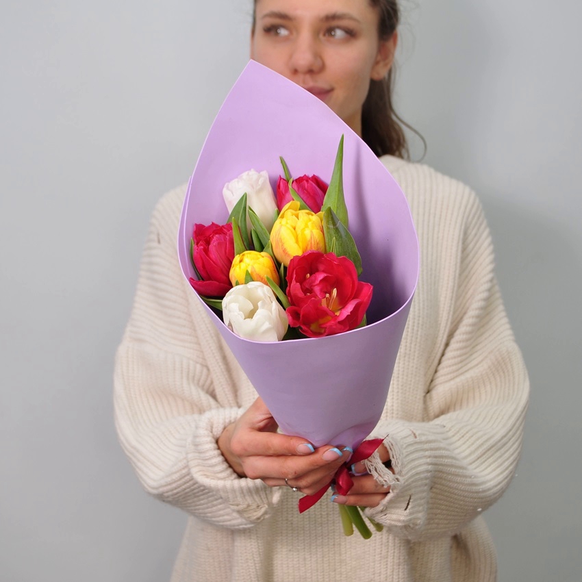 Букет из 7 тюльпанов в упаковке. Корпоративные подарки на 8 марта. Цена от 10 шт.