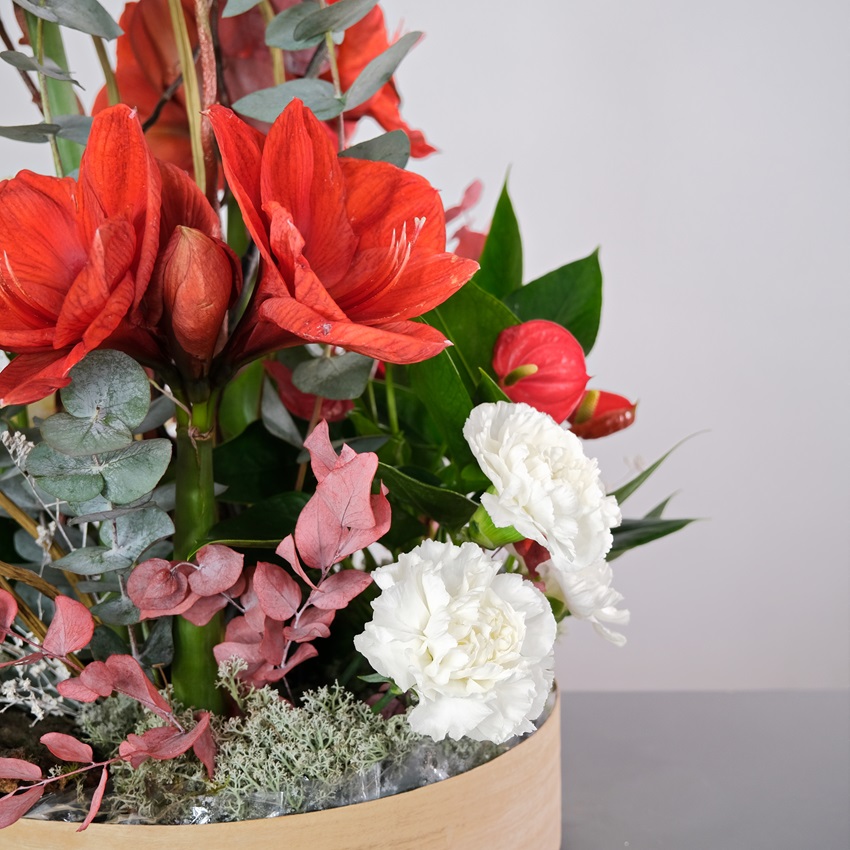 Амариллисы, антуриум и лотосы в композиции "Цветочное пламя"