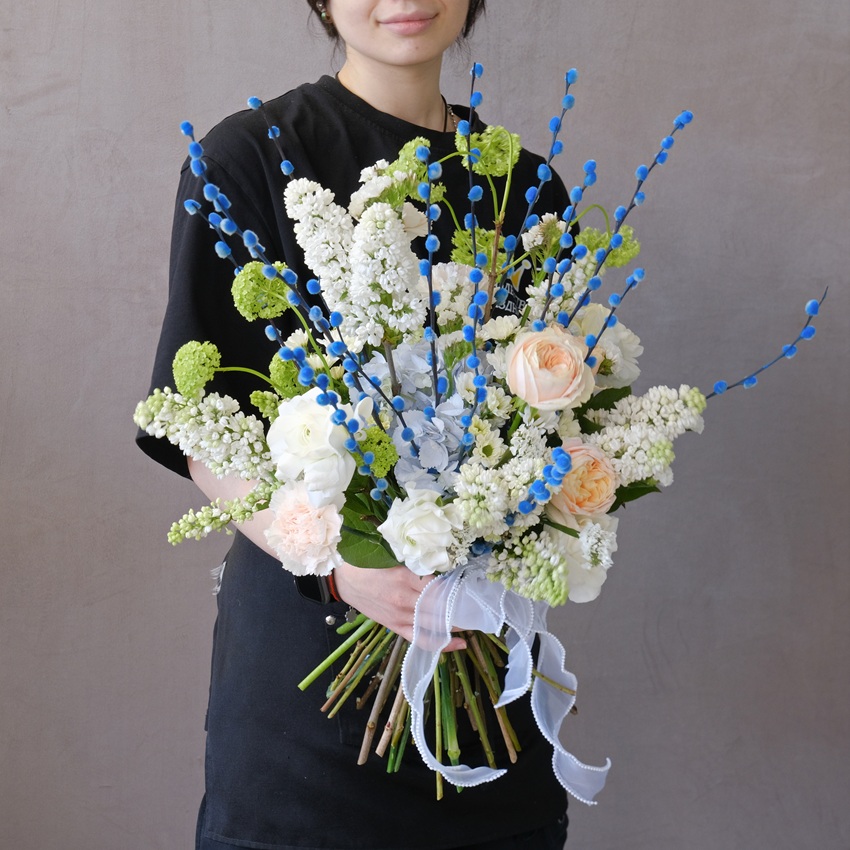 Букет на Пасху: голубая верба, ранункулюсы, сирень и розы 