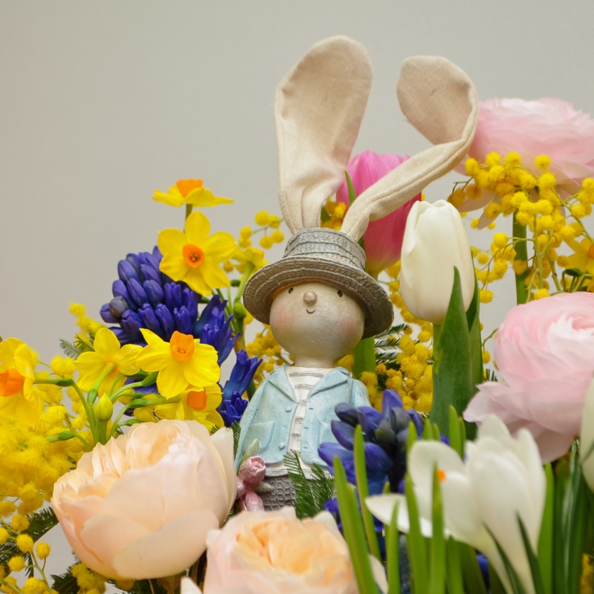 Ранункулюсы, гиацинты, мимоза и тюльпаны в весенней композиции