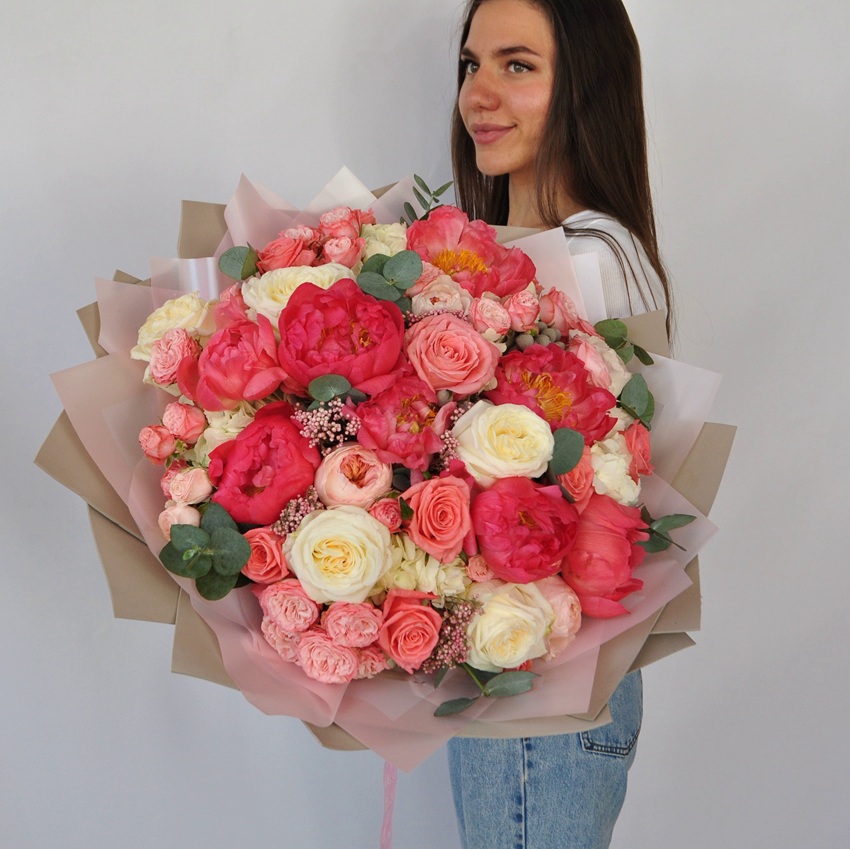 Коралловые пионы и гортензия в большом букете "Принцесса сердца"