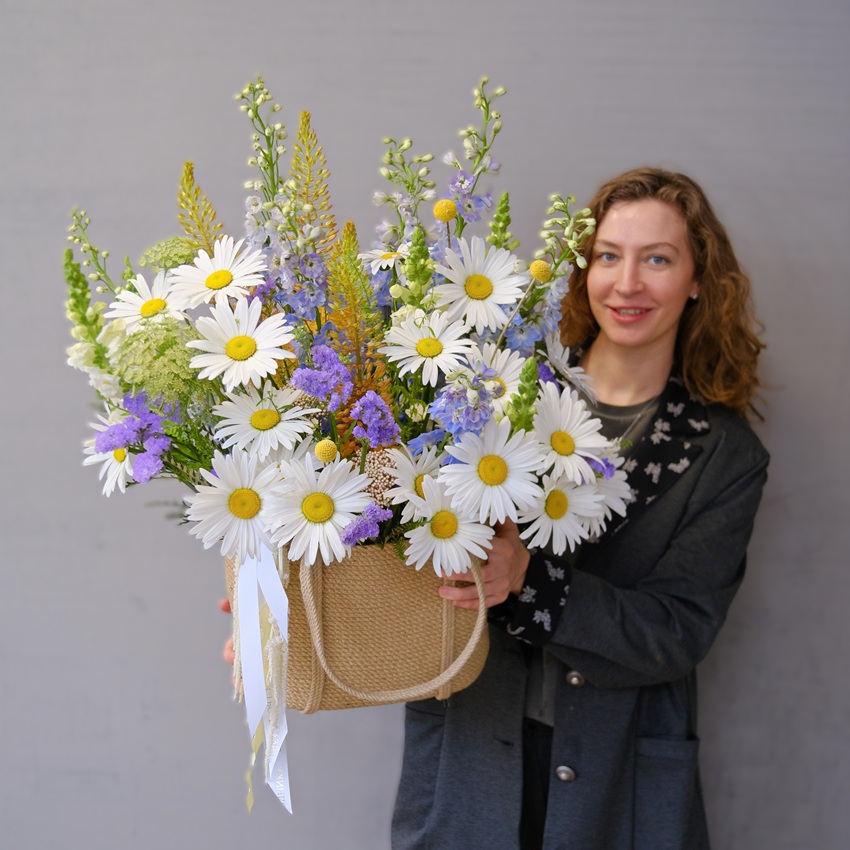 Крупные ромашки и голубой дельфиниум в джутовой сумке "Полевая почта"
