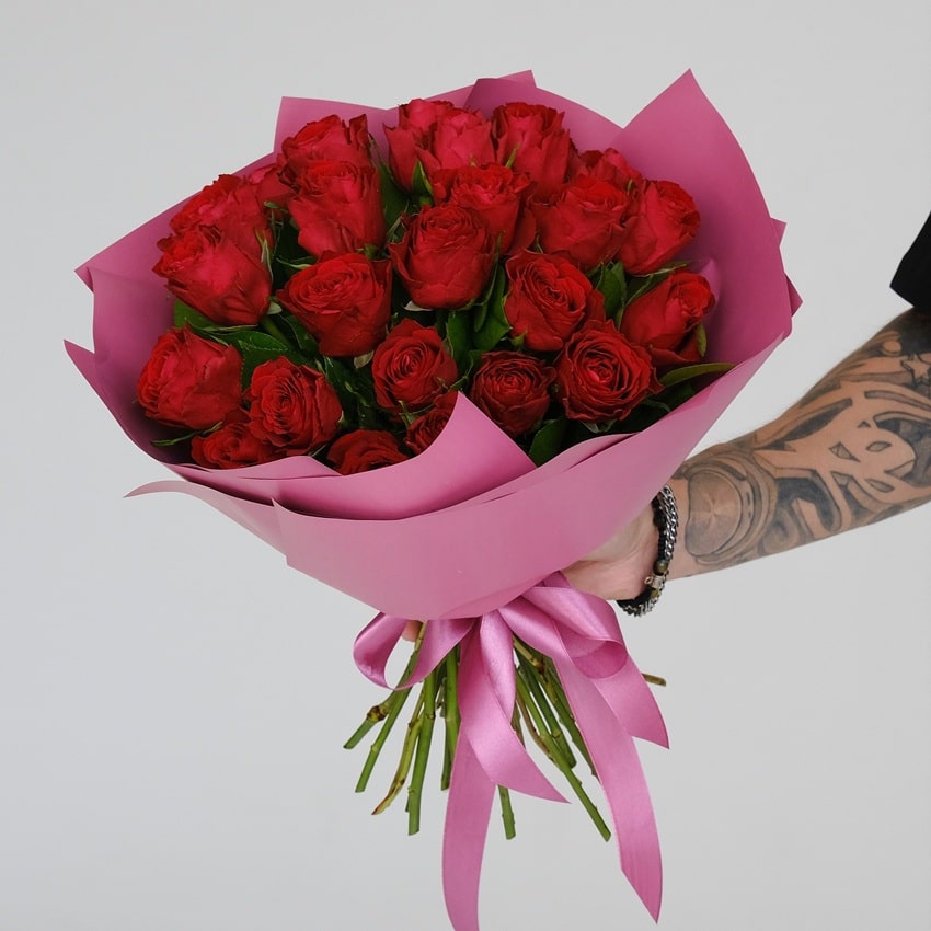 25 красных роз 40 см с зеленью в букете "Саванна"